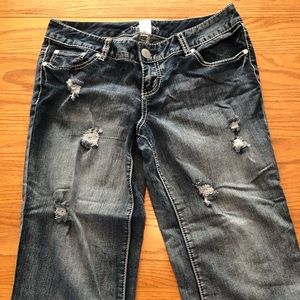 Maurices Capri / Dark Denim / Lightly Distressed
